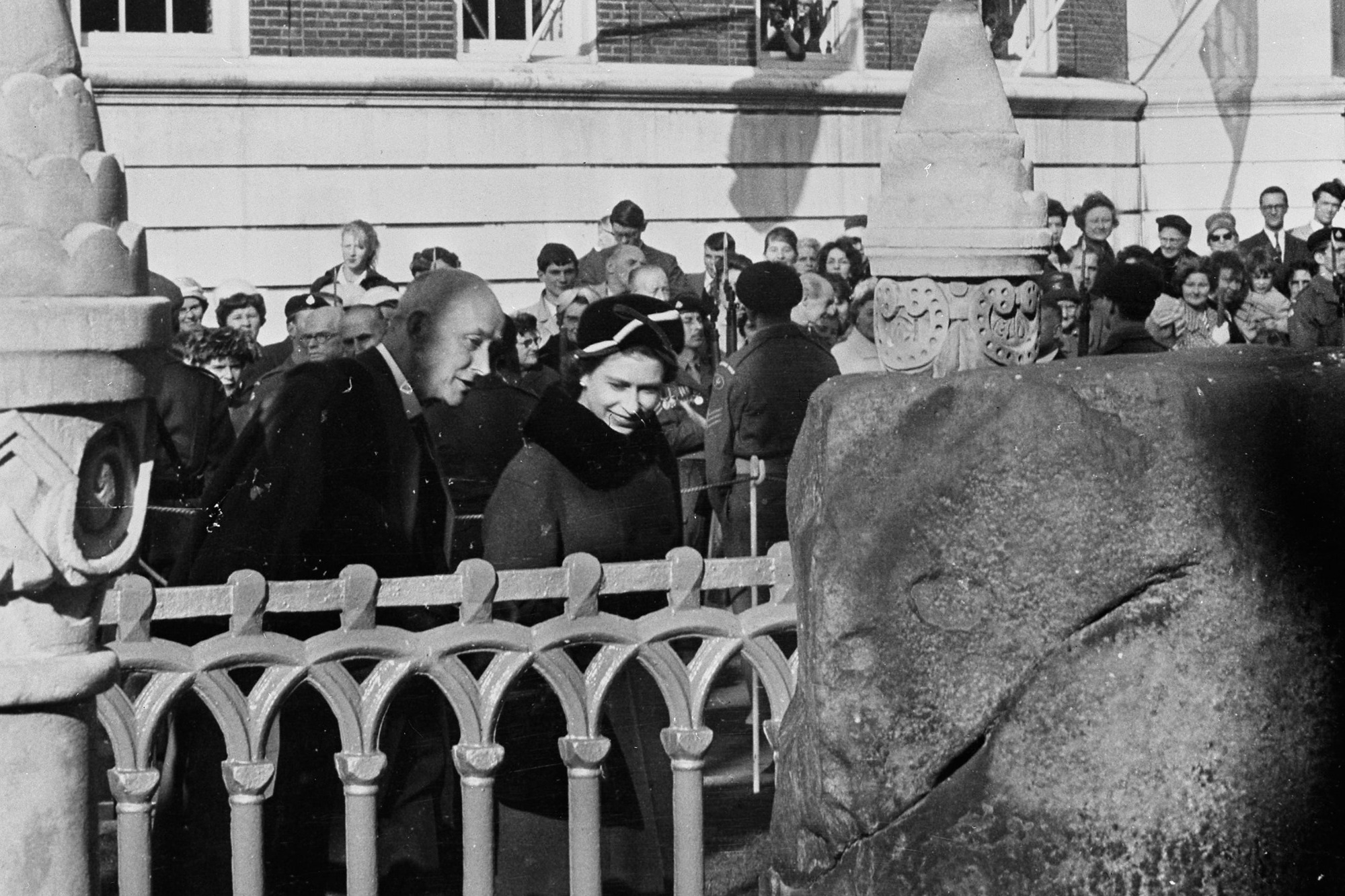 Queen Elizabeth visits the Coronation Stone