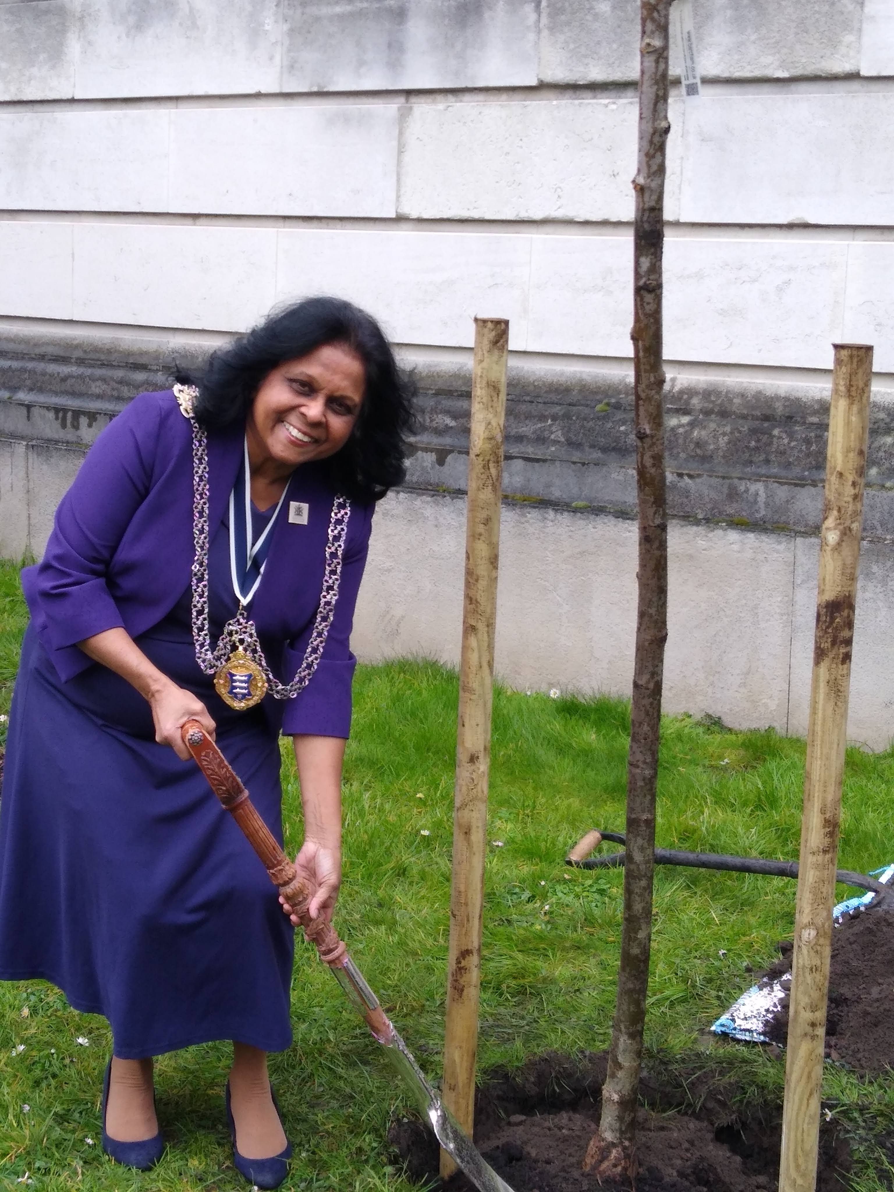 Kingston Mayor joins national tree planting tribute to Queen&rsquo;s Platinum Jubilee